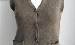 Moss Green Button-Up Knit Vest
- w/ 2 front pockets
- moss green
- knit, 55% ramie, 45% cotton
- size M
- unstretched: chest 32", length 22"
- in good condition
- $10 firm