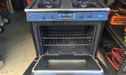 Stainless steel. 4 burner natural gas stove. Self cleaning oven. Conversion kit is available to convert to propane.