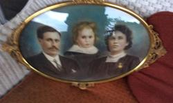 Framed oval photo in bowed glass frame. Antique. In excellent condition.