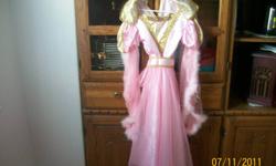 pink deluxe princess costume fits size 4-5
 
   Has long flowing sleeves with maribou along the seams