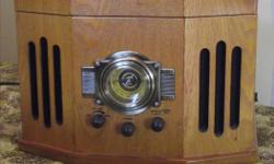 Portable replica antique
AM/FM Radio - Record Player - Cassette Player