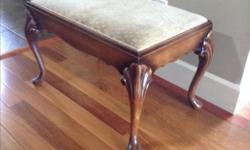 Walnut Side table/footstool
reversable top.
Excellent condition