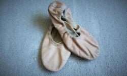 Size 1.5 Bloch Leather Ballet shoes.