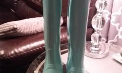 Good used condition size 7 green (pastel shade) HUNTER boots with grey HUNTER socks. Chemainus, however coming to Vic tomorrow (Thursday for an appt in the morning so could meet up).