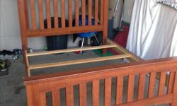 I have very good condition and clean queen size wood bed frame
Smoking free pet free
delivery possible