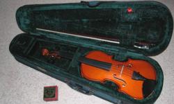 1/2 Size Stentor Violin/Fiddle
Comes with bow, rosin and light-weight case
This 1/2 size violin is in like new condition
The Stentor Company provides most of the stringed instruments
for the British school system. They now sell more violins than
any other