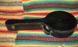 Tenor banjo (4-string) hard shell case, good condition. Has some wear marks but the case is solid and the hardware works. However no key for the lock