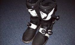 Thor Motocross Boots, youth size 7.
Excellent condition, worn only once by my wife.
Asking $60.00 o.b.o.