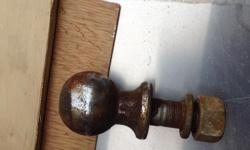 looks like a 2"-1/4 ball when i measure it across the width
the bolt is 1"