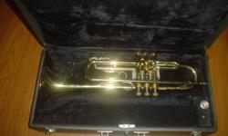 Frank Holton & Co. Trumpet
Model T602
Serial # 464341
Finish  "A"
 
This instrument is in excellent condition.
 
Hard Case included.