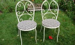 Two wrought iron bistro chairs,as is,still solid just need repainting.
55