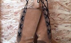 UGG BOOTS PURCHASED IN AUSTRALIA
LACE UP ALONG THE OUTSIDE
NEVER BEEN WORN
SIZE 9
PLEASE TEXT FOR DETAILS
