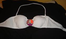 Victorias secret bandeau bathing suit top.
never worn, still have packaging.
size s.
Reg 40$ after shipping and taxes
OBO
