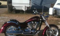 2008 victory kingpin premium
100ci/1634cc
6spd
Midnight cherry paint
Billet anvil wheels w/matching pulley
Full stage1 kit w/Victory performance 2-1 pipe
Arlen ness bars,mirrors,grips,etc.
HID headlight
Chrome forward controls
Etc,etc,etc
One owner