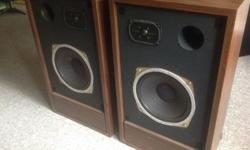 vintage Challenger Audio 10-b speakers
Excellent condition
Very nice sounding boutique (made in Victoria) speakers, from the 70s....detailed and punchy
Very solid construction, and high quality drivers (appear to be Braun)
Mirror imaged, sealed drivers,