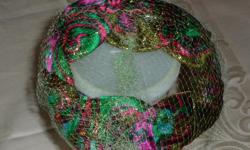 Vintage small hat with net.
Gold / Fucia and Green