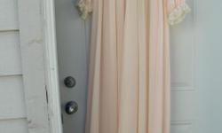 vintage full lenght Nylon Robe peach color, size 14 by Lady Lionora, the vintage Robe is in good condition, selling it for $8 - I have a huge variety on Vtg Lingerie, I take OFFERS
* View seller's list > and check out my other ads.
come * visit * My