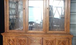 Beautiful oak China cabinet in excellent condition 425$