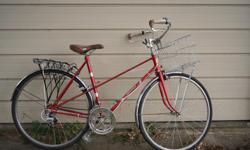 Red vintage Raleigh cruiser
woman's bike
very stylish
10 gears
wide comfortable seat
good components
brand new inner tubes
tires almost brand new
recently had a full tune up
comes with front basket, bell, and back rack/pannier rack
Perfect for summer