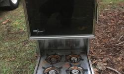 Very cute range and oven, including vent hood.
Needs some TLC, but will look fantastic in your vintage trailer or motorhome. Some elbow grease and enamel paint and this will truly shine.
unknown working condition - was pulled from a trailer and has not