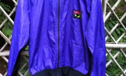 Vintage style Sugoi cycling jacket, men's size small. Purple and black (camera makes it look blue)
Great condition!
$20