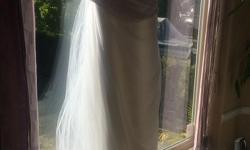 2pc Chiffon Wedding Dress by Pronovias,, c/w Veil. Asking $150.
Size 8