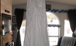 Never been worn  BEAUTIFUL wedding dress and veil, paid 1200$ asking 800 obo size 4 i think