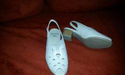 Smooth leather women's dress shoes. Colour: Perlato off-white. Made in Germany. "jenny" by ara. Size 6. Worn only 3 hrs. Cost $160. Absolutely beautiful. Enjoy comfort & style.