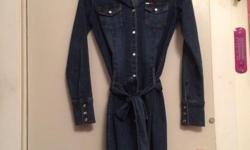 Size small
Women's long, snap up denim coat from Tommy Hilfiger.
Lightweight denim. Ties around waist or replace with a different belt.
In excellent condition, like new!
Comes with the matching denim waist tie. Beige belt not included, only for show.