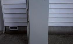 Not exactly a late model fridge, but it's attractive and in very good condition. Can be seen running. White and clean. Measures 64.25" high x 27" wide x 30" deep, on the outside (about 15 cubic feet). $ 125 if picked-up, or can drop-off anywhere in