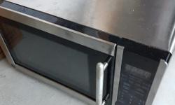 Working stainless microwave. Door Handle is broken at bottom but still works everything else works.