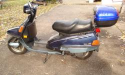 Great older scooter, 200 cc, storage trunk,
Fantastic fuel economy, great grocery hauler
Gets about 80 mph, 120km/4.2l, goes 100 kph,
automatic, electric start, classic funky machine, good rubber
Same as in Julia Roberts movie just opposite color scheme